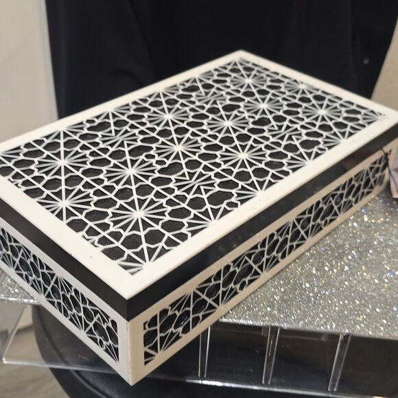 Handcrafted In India Bone & Resin Shiraz Pattern Keepsake Decorative Box - Picture 10 of 12